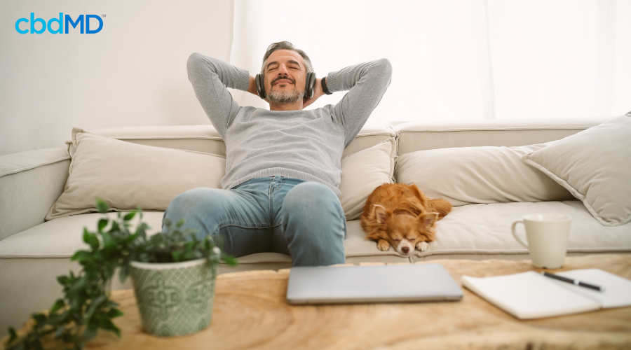 Homem tendo “tempo para mim” para resoluções de bem-estar