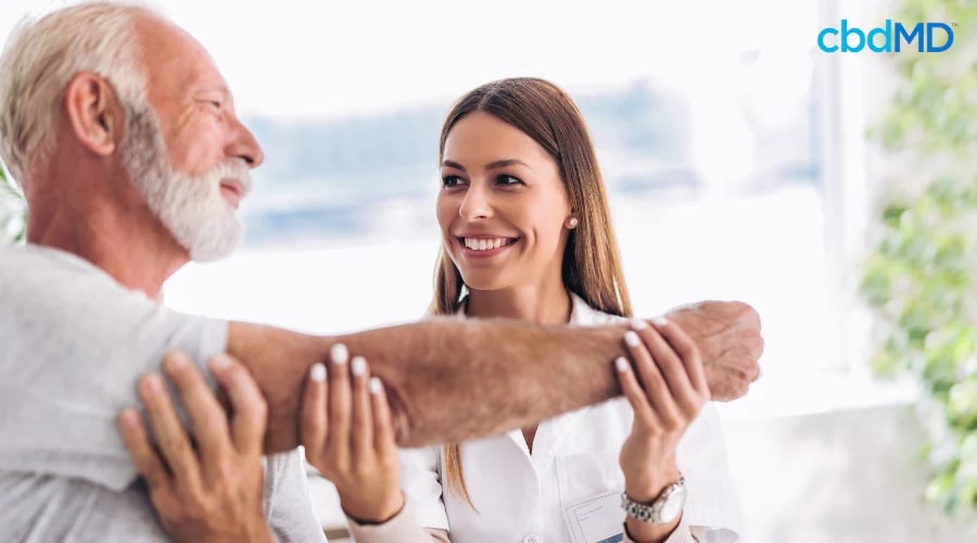 Hombre en sesión de fisioterapia para el manejo natural del dolor