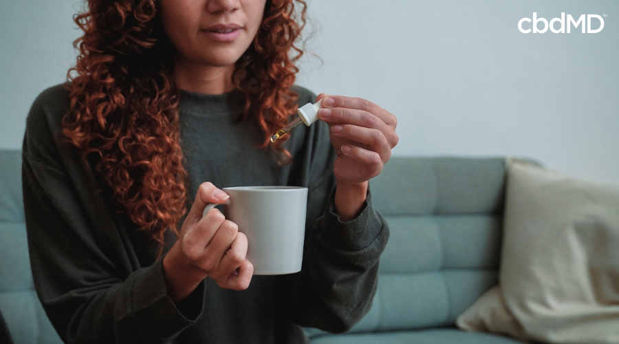 Mulher Adicionando Óleo CBD para Dormir ao Chá