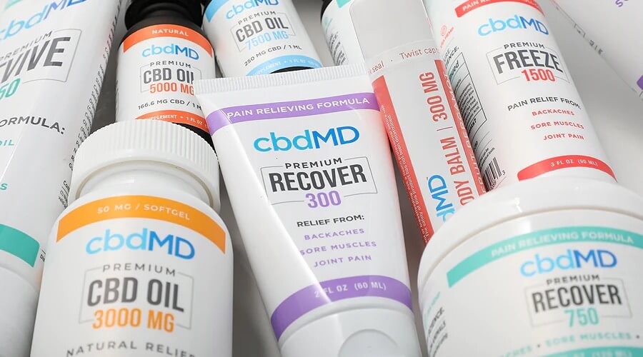 Un grupo de productos tópicos y orales de cbdmd se sientan juntos en una mesa