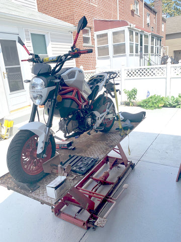 venom x21rs 125cc motorcycle mounted on trail