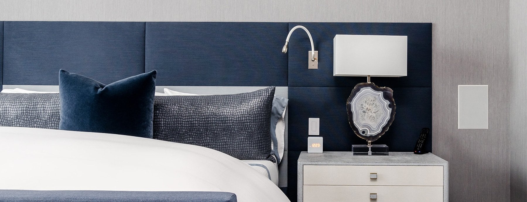 Relaxing Navy Blue Bedroom Ideas 