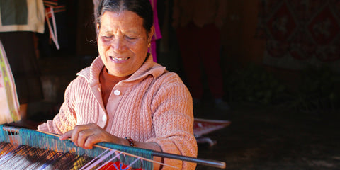 Aly tisserande de l'ethnie Jarai tisse son vêtement traditionnel