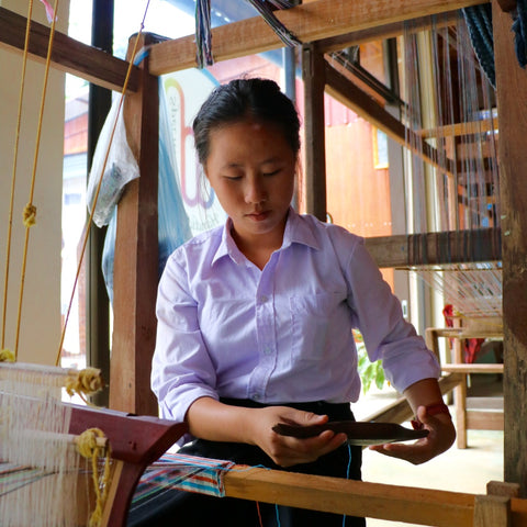 Vaja apprentie du centre de formation aux tissages de Luang Prabang au Laos