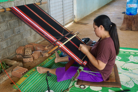 Pyiu tisserande de l'ethnie Jarai au Vietnam soutenue par Opportunity for Women tisse la collection Jarai de Yakan