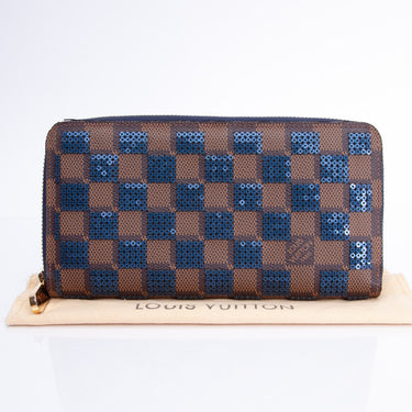 Louis Vuitton White Damier Azur Zippy Wallet Blue Cloth ref.197655 - Joli  Closet