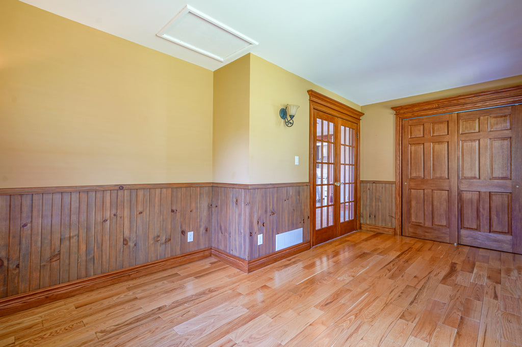 An unstaged room in an older traditional home listed for sale