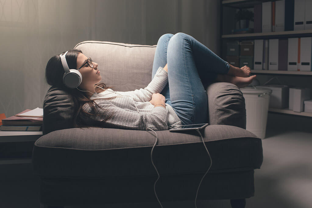 girl on the couch listening to music