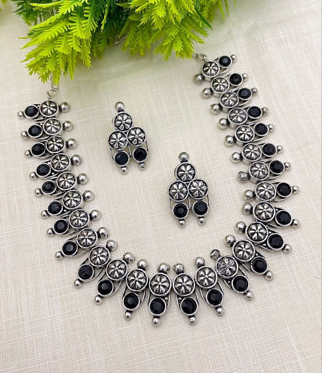 Black Necklace Set