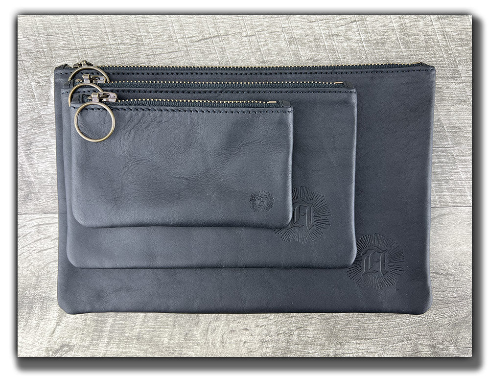 https://cdn.shopify.com/s/files/1/0744/3709/products/black-leather-pouch-with-zipper.jpg?v=1665694731&width=997