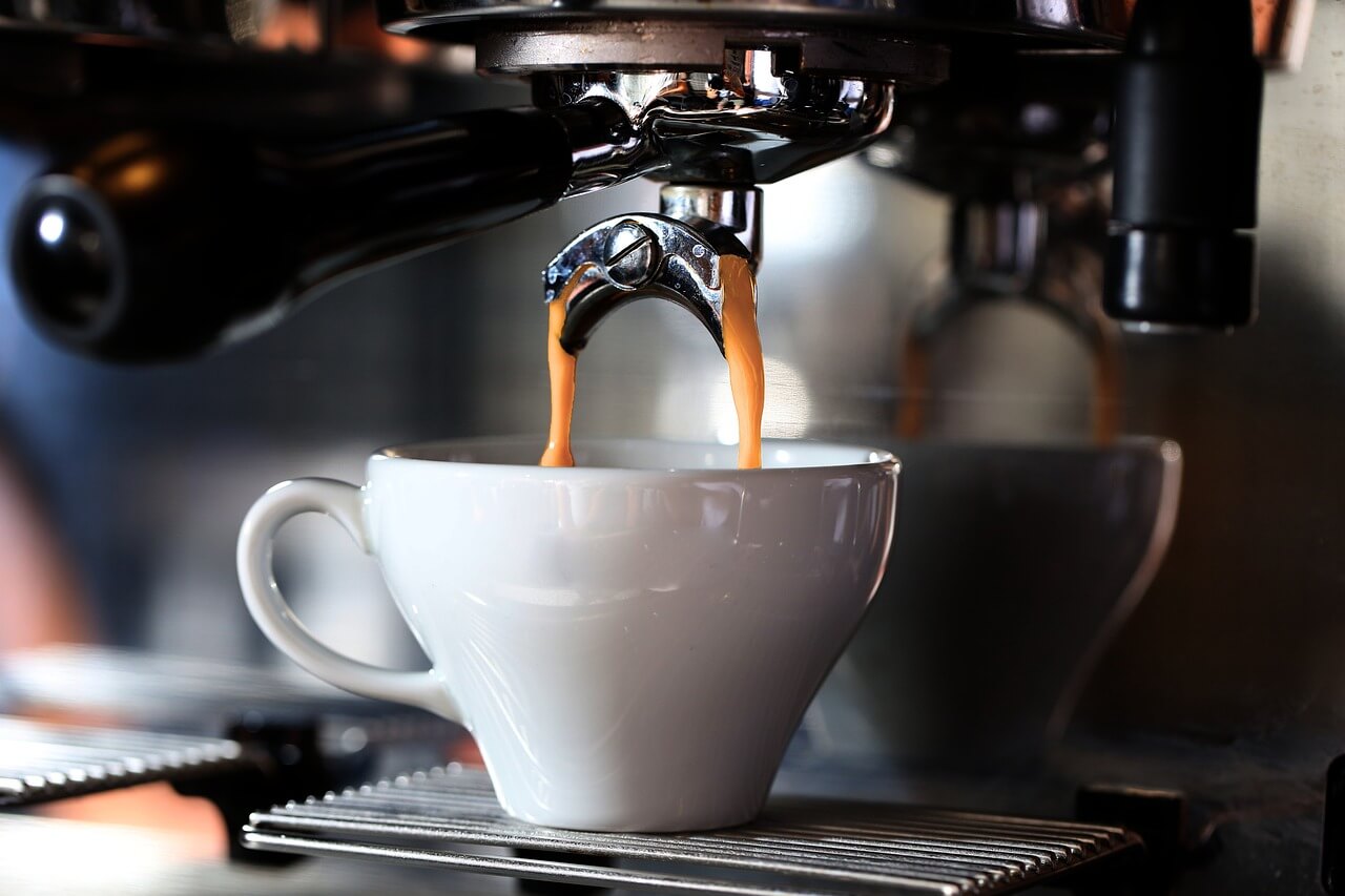 https://cdn.shopify.com/s/files/1/0744/7661/8033/articles/Espresso_Shot_Extraction_1_4b644445-a3a3-49ca-b9a1-a864ac120f8d.jpg?v=1683072880