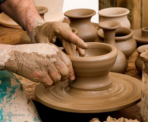 Artesano trabajando una pieza a torno (Foto: Tierras de Cerámica).