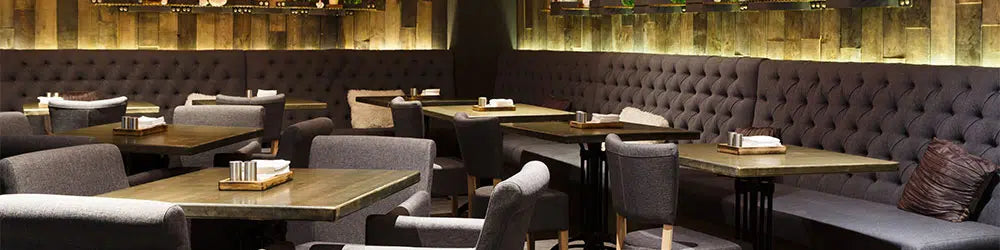 Cabinas de restaurante, sillas de comedor y mesas cuadradas