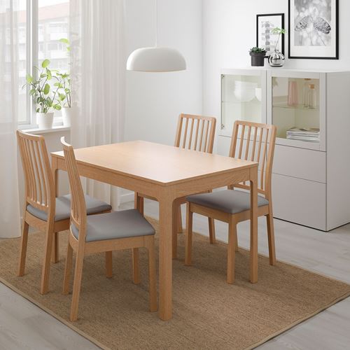 jídelní stůl se 4 dřevěnými židlemi