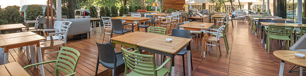 sedie da esterno con tavoli in un ristorante all'aperto con mobili da esterno