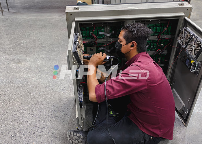 Trabajador de HPMLED Trabajando en un gabinete de una Pantalla LED