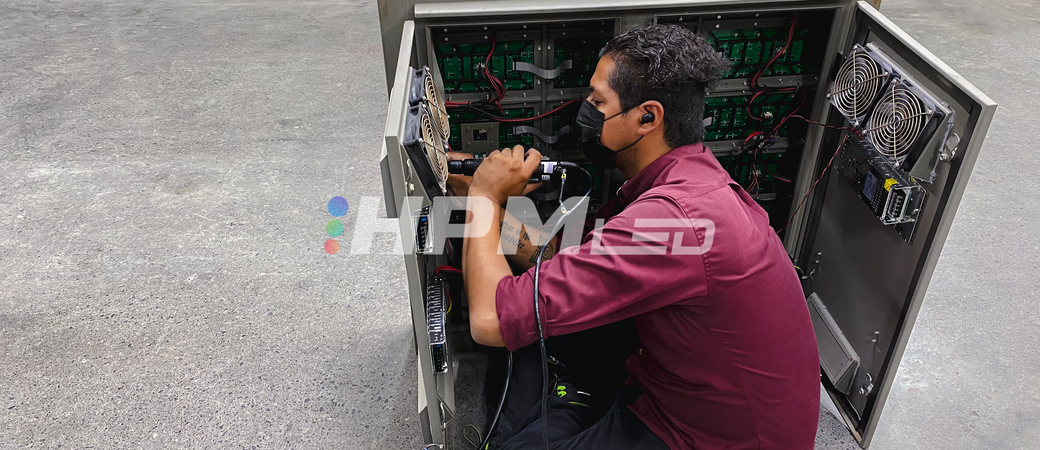 Empleado de HPMLED Trabajando en un Gabinete de Pantalla Led