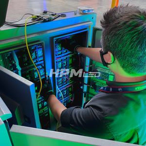 Empleado de HPMLED Trabajando en un Gabinete de una Pantalla Led