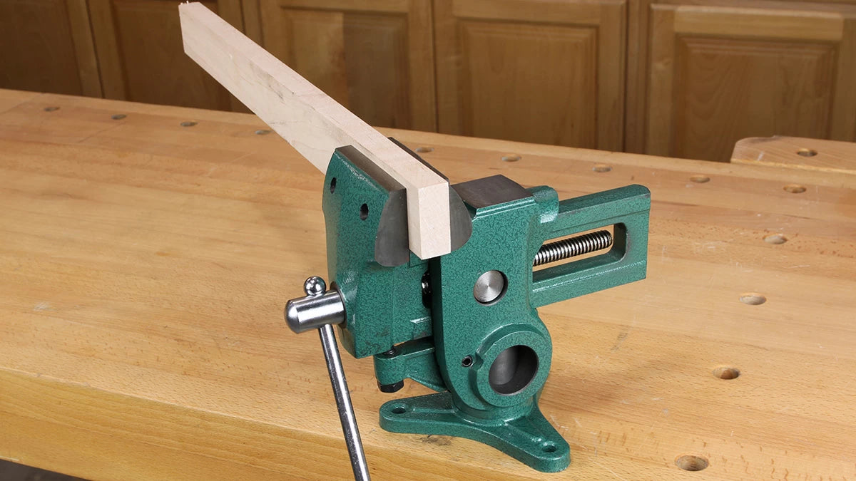 When mounted vertically the Parrot Vise does an excellent job at clamping horizontal workpieces.