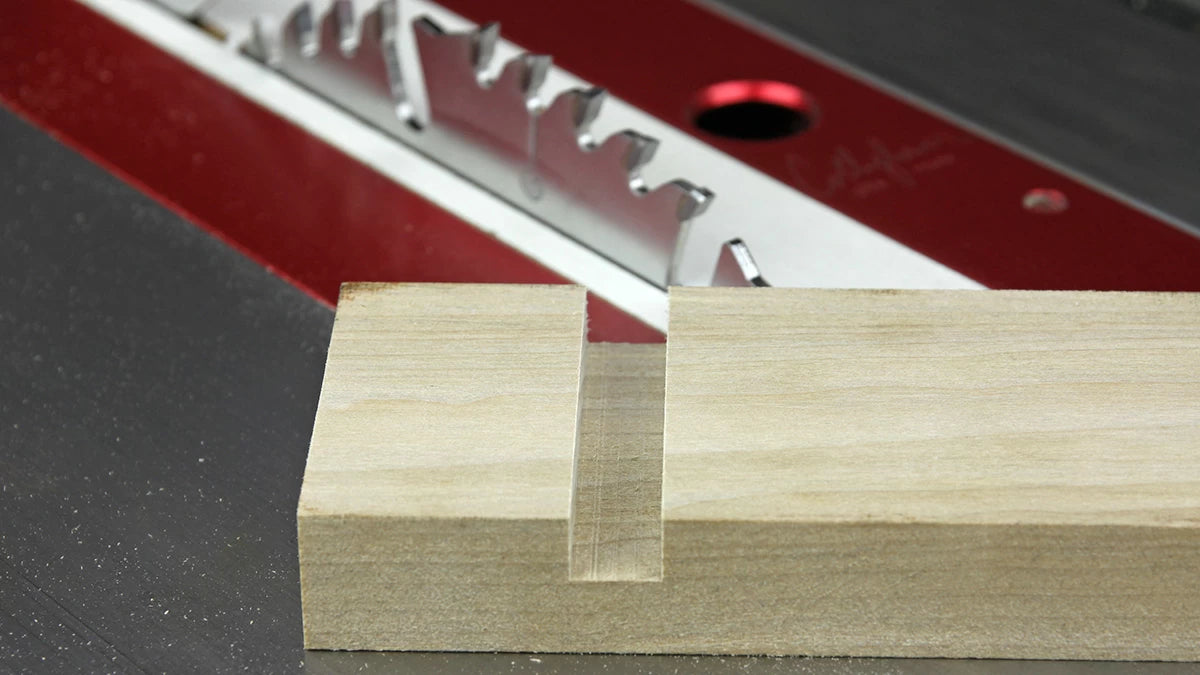 An advantage of the ATB-R tooth Pattern on the Combo-Max (010-050) saw blade is that it creates an almost perfectly flat bottom kerf with just a hint of 