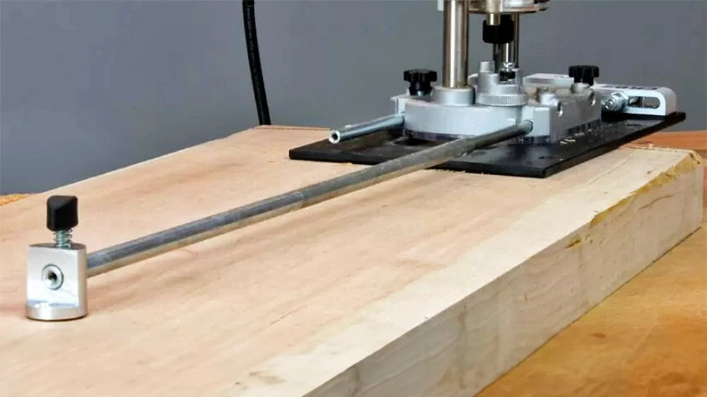 Extra rods included with the CRB7 baseplate can be connected to create a long trammel for routing circles and radii.