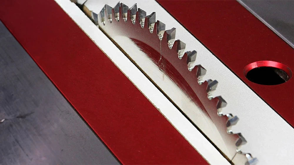 The 30° alternating top bevel on the Ultra-Smooth Saw Blade produces a superior finish when crosscutting hardwoods and softwoods and will be your go-to blade for cutting veneered plywood.