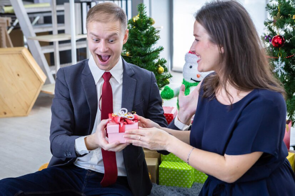 Thoughtful Etiquette to Maintain when Giving Gifts for A Male Coworker