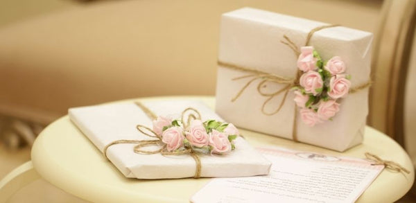 engagement gift ideas for friend presenting tips