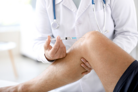 Doctor discussing knee pain with client