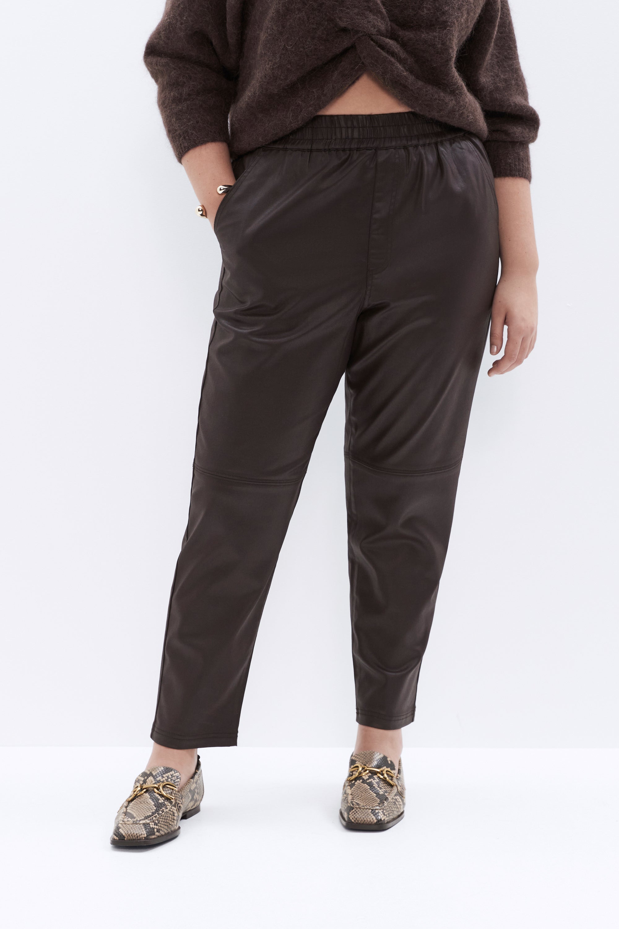 Women Solid Black Loose Fit High-Rise Waist Slip-On Trousers - Berrylush