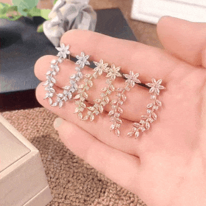 זוג עגילים מטפסים בעיצוב פרח