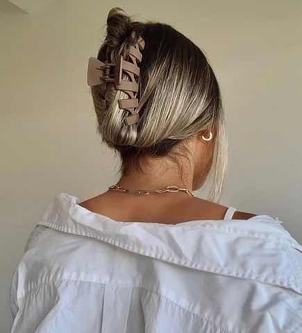13 Claw-Clip Hairstyles That Are Easy yet Chic