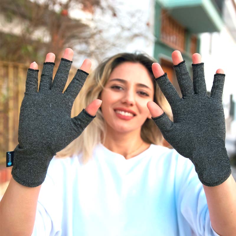 [Image of Persona usando guantes FreeHands]