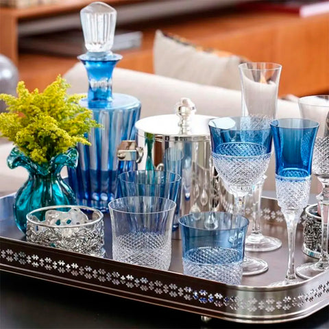 Copos e taças elegantes sobre uma mesa decorada para uma celebração especial.