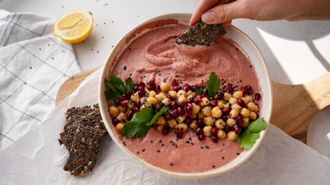 Rote Beete Hummus mit Leinsamencracker