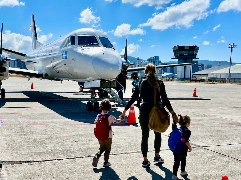 prendre l'avion avec enfants