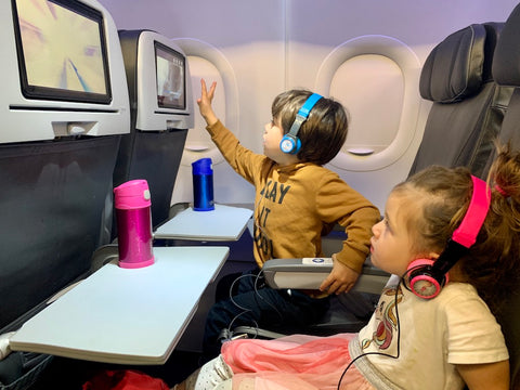 enfants en avion avec écouteurs