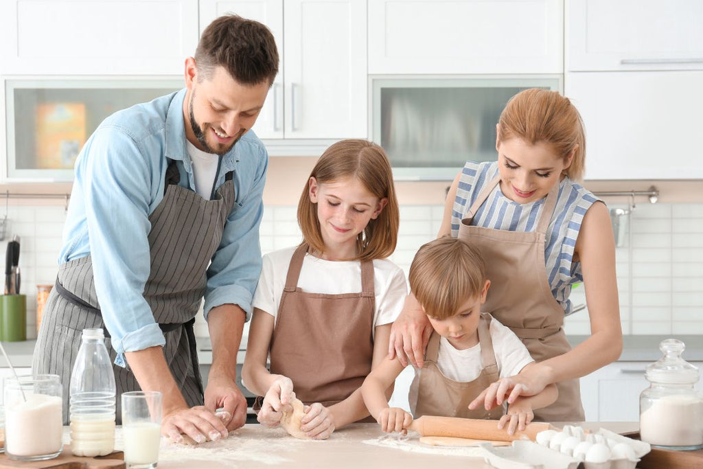 Familia cocinando juntos