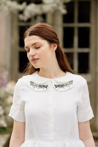 Woman in linen dress with embroidered collar Son de Flor