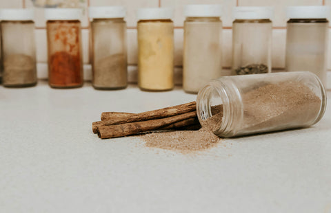 Different powders in small containers