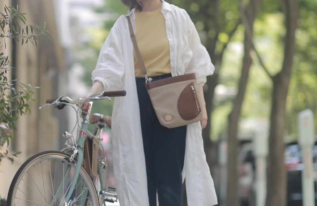 「DUO」サコッシュ　女性自転車イメージ