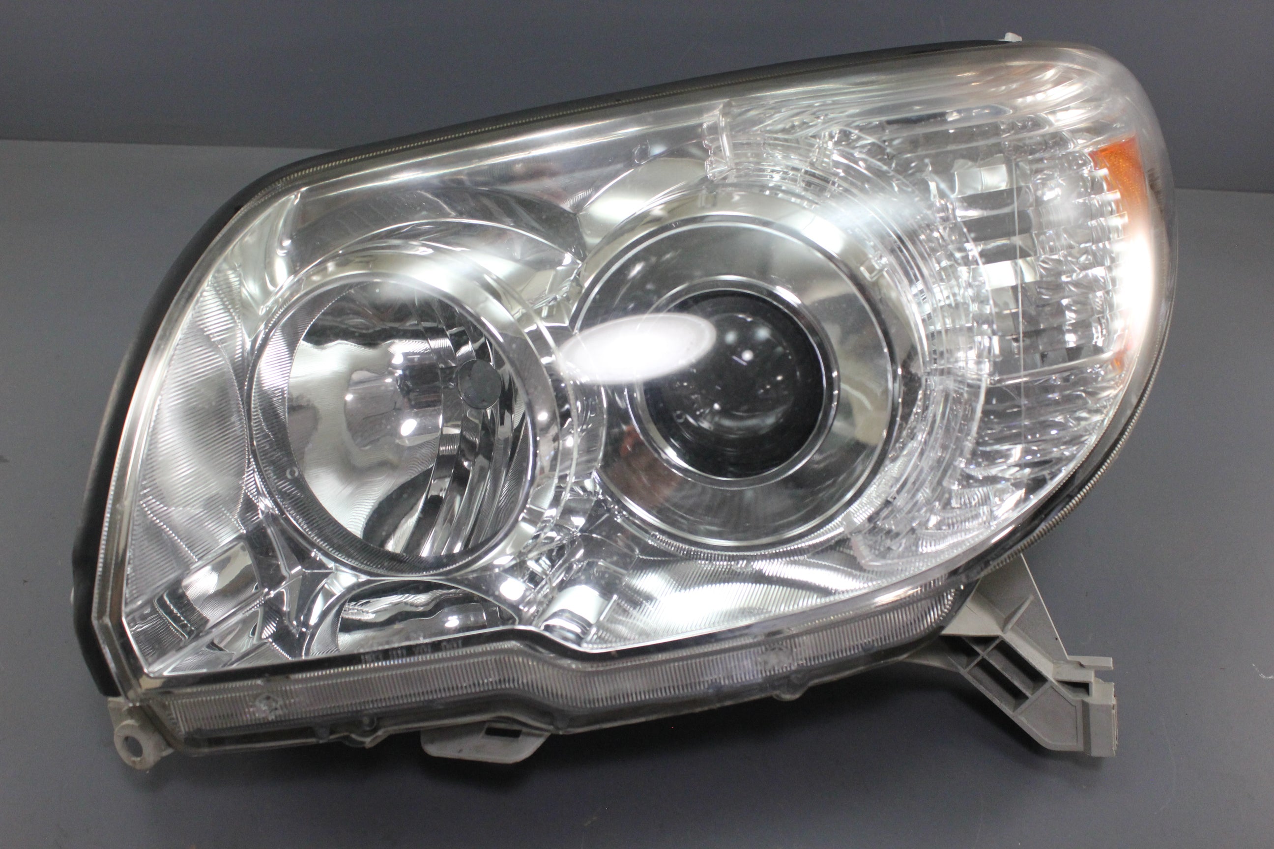 Toyota 81170-35420 USED OEM Left Headlight 4runner 2005-2008 Driver Side