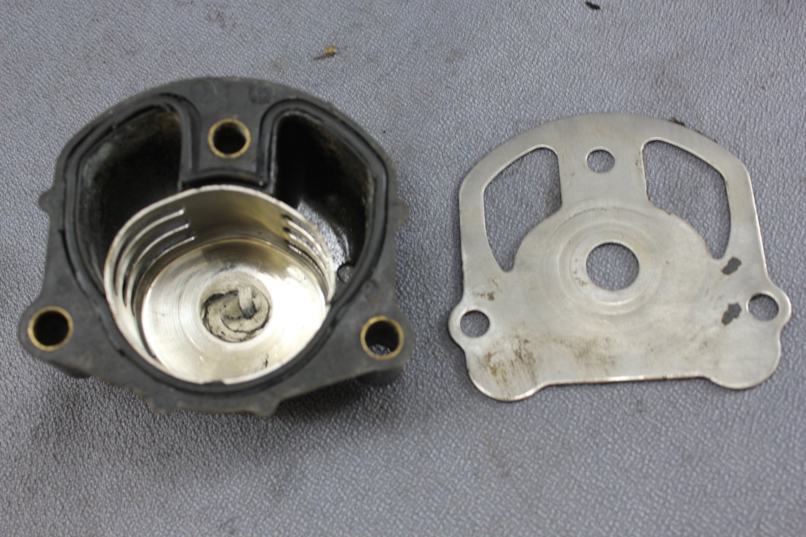 OMC 0984745 984745 984744 Cobra Water Pump Impeller Housing Cover Cap 1986-1993