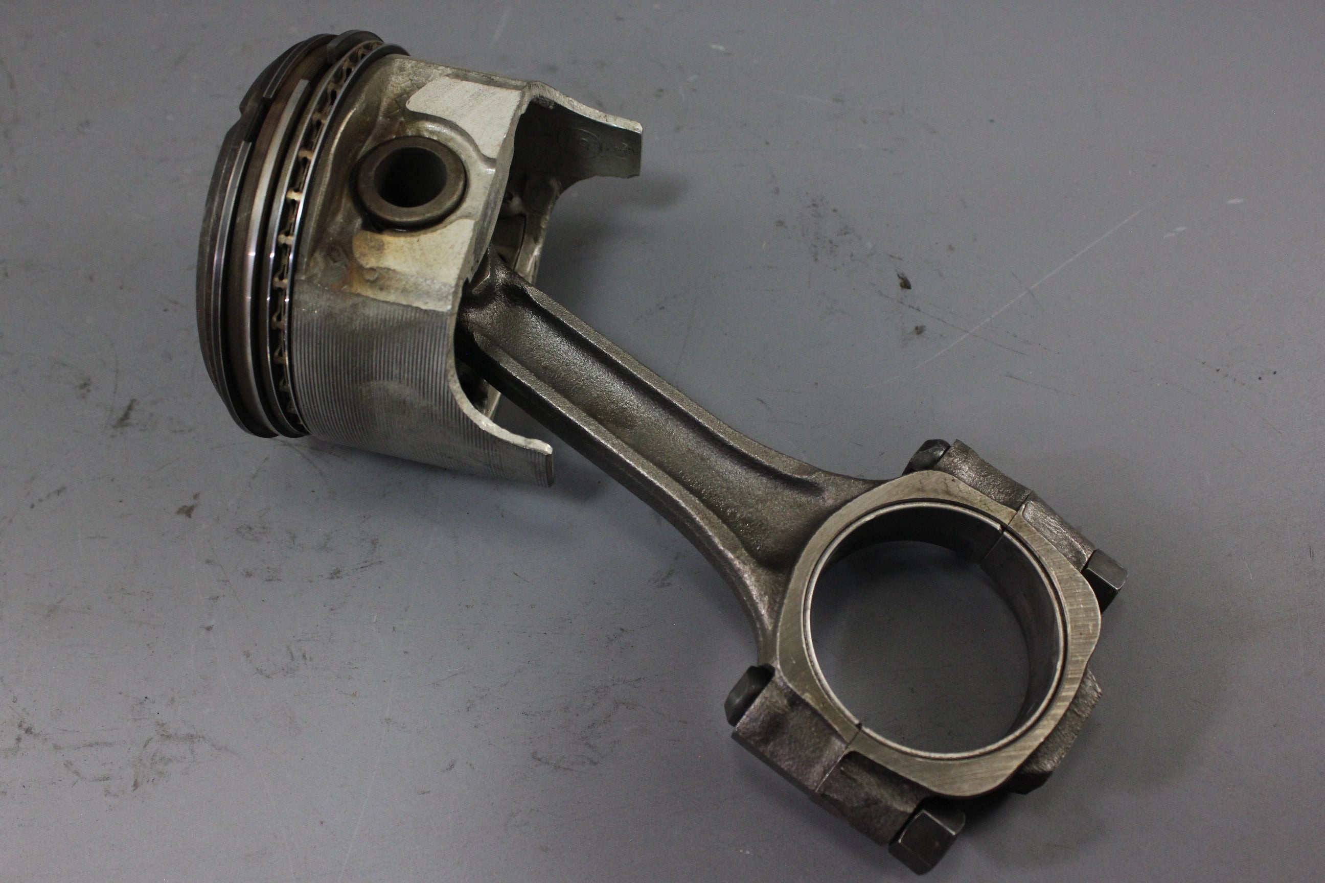 GM 14093663 Piston Connecting Rod Chevy V8 5.0L 305 735-9716T1 OMC 0986328