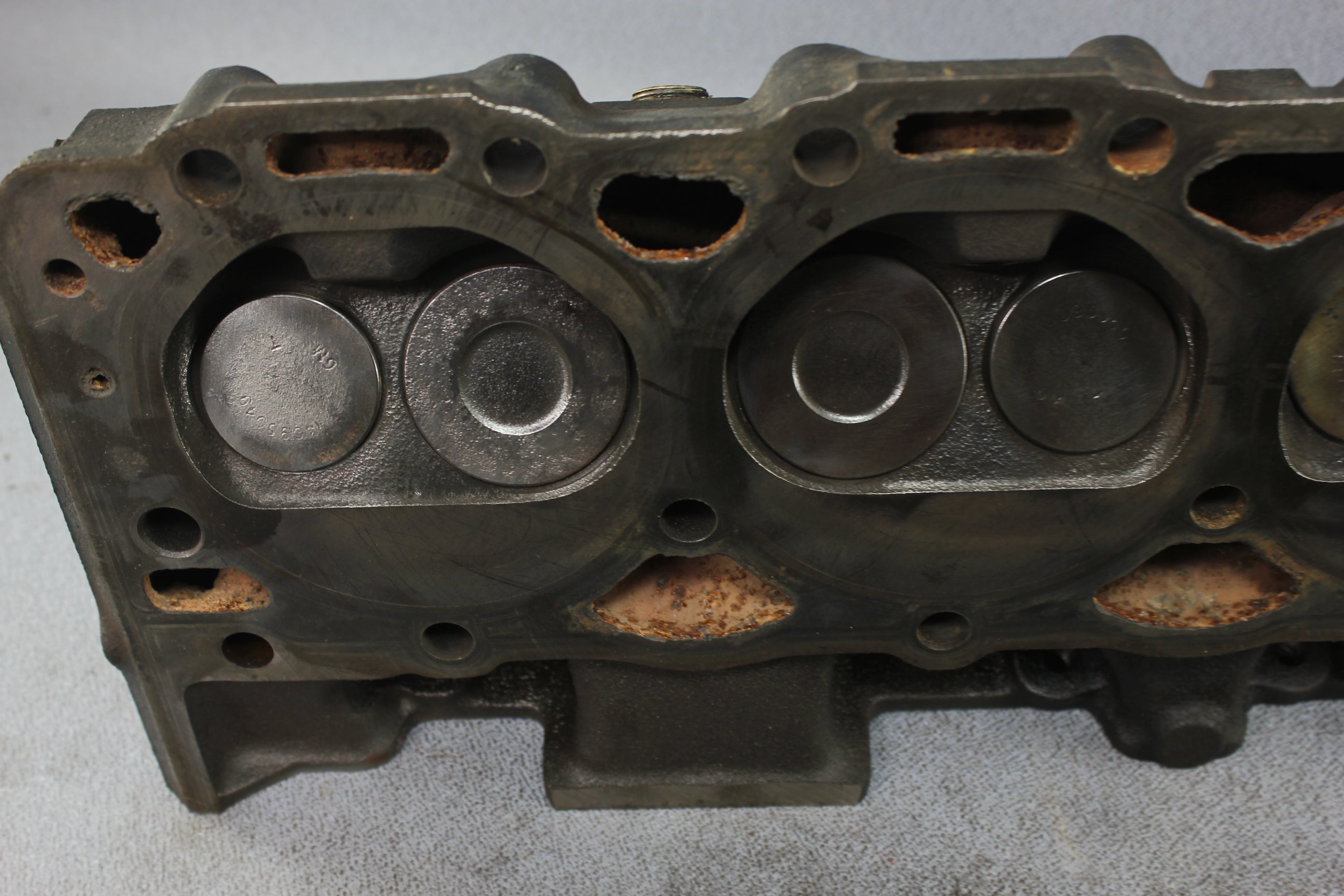 GM 14101081 Cylinder Head Pair V8 5.0L 305 Chevy MerCruiser 938-9714 1987-1995