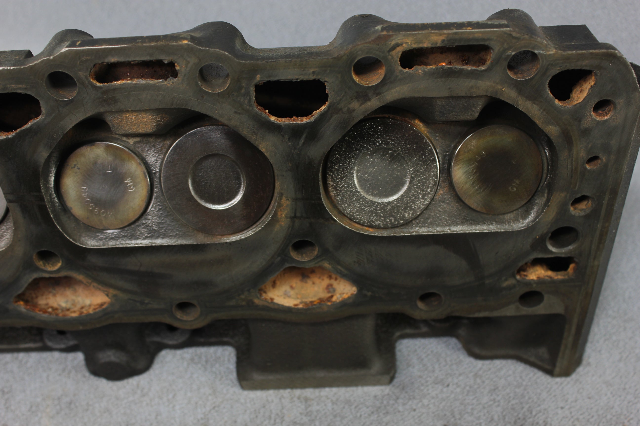 GM 14101081 Cylinder Head Pair V8 5.0L 305 Chevy MerCruiser 938-9714 1987-1995