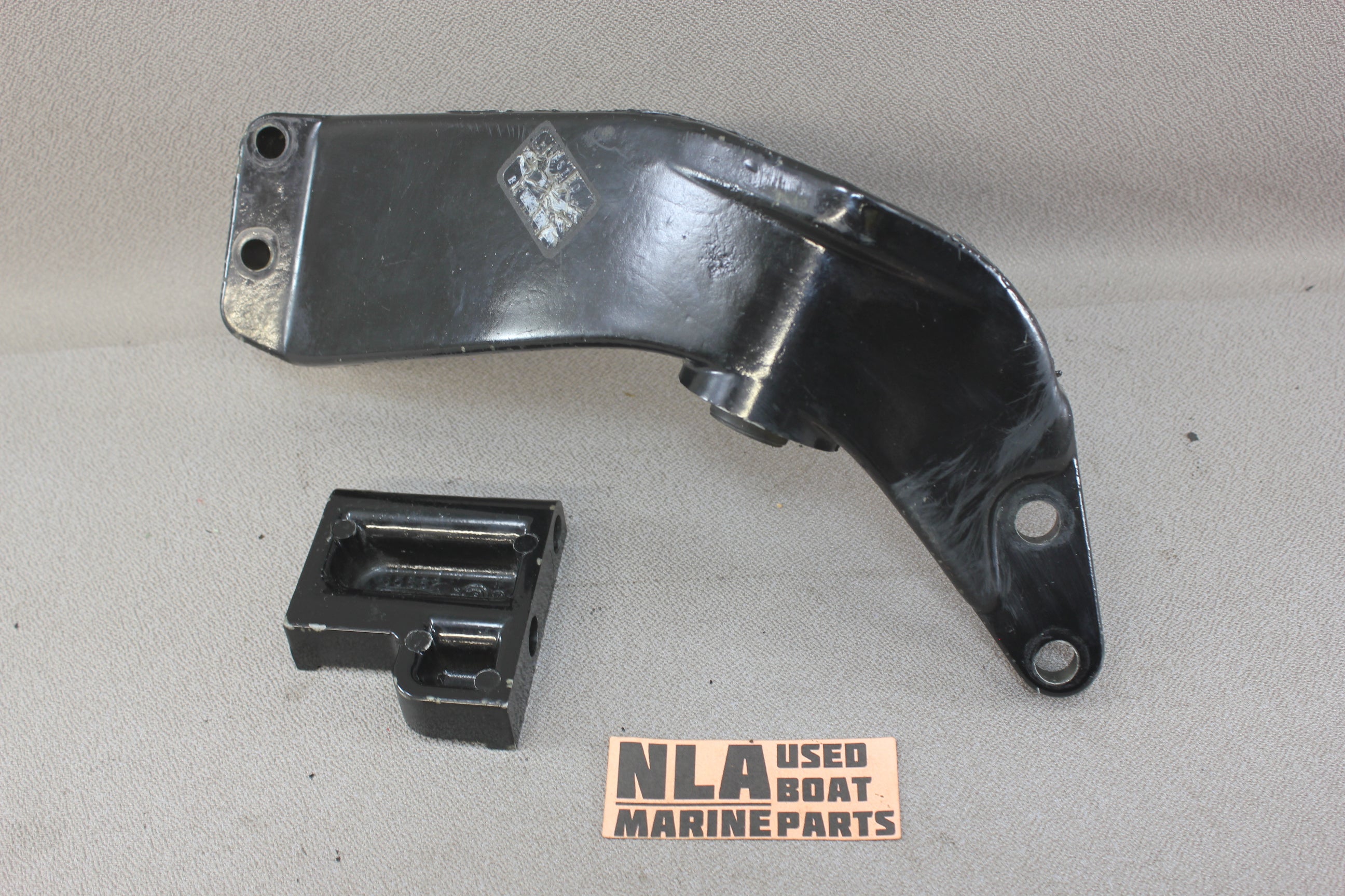 MerCruiser 36099A2 120hp 140hp 165hp 3.0L 2.5L Front Engine Motor Mount Bracket