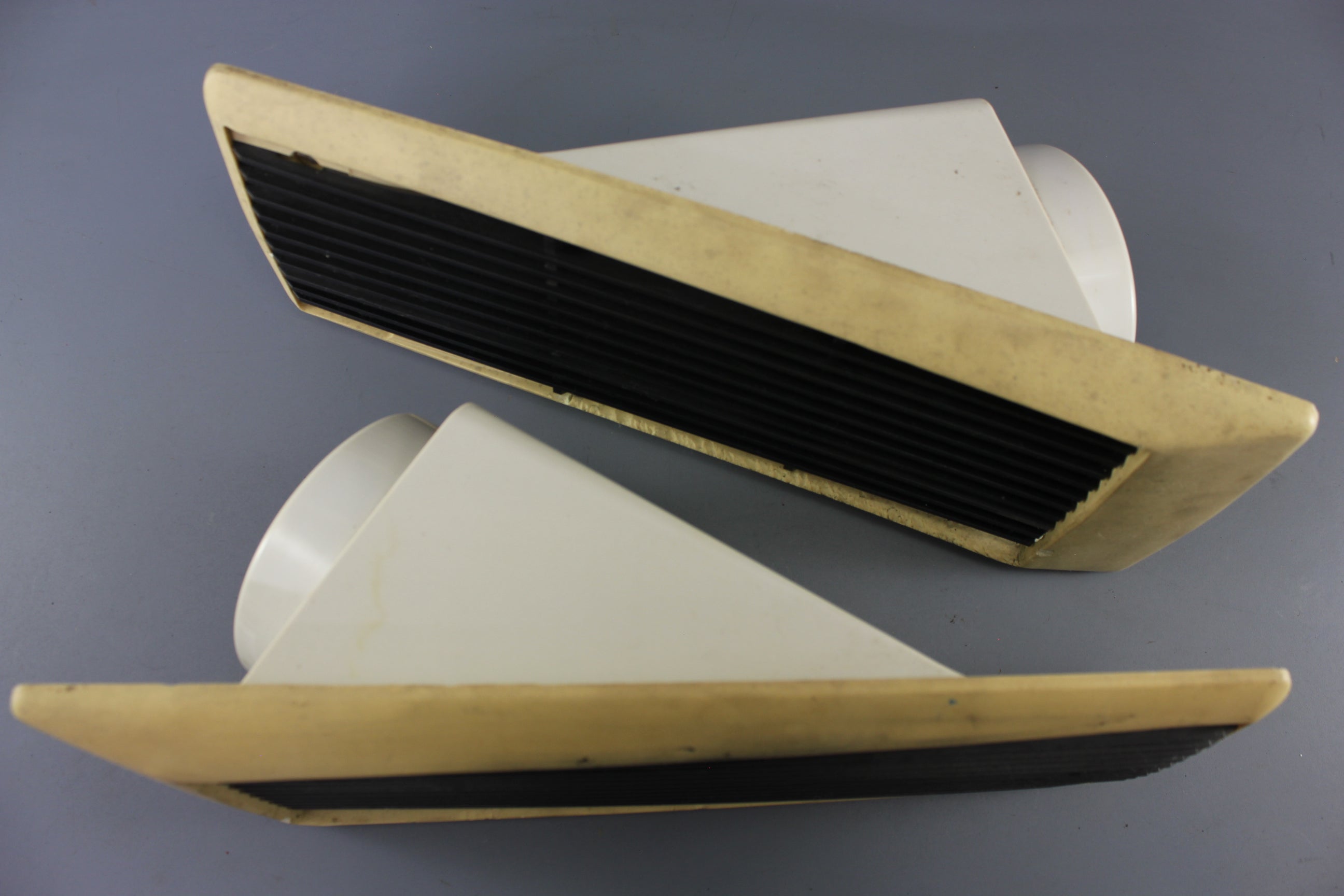 Bayliner 195 Side Engine Vent Grill White Black Grate Pair Vents 1980s 1990s Boat