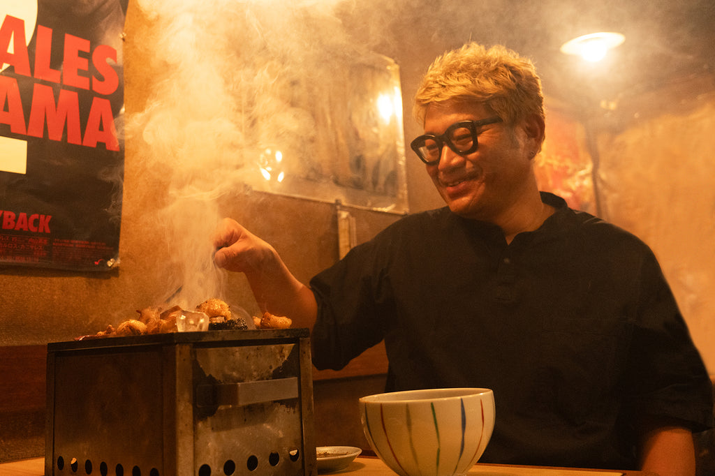 熊澤 大介が肉を焼いている