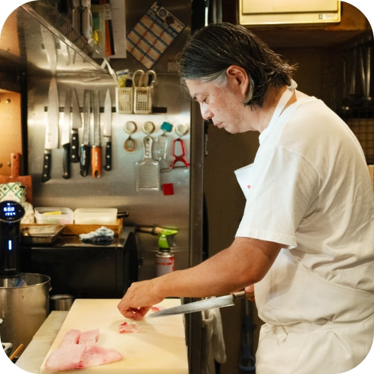 刺身を引く紺野 真さん